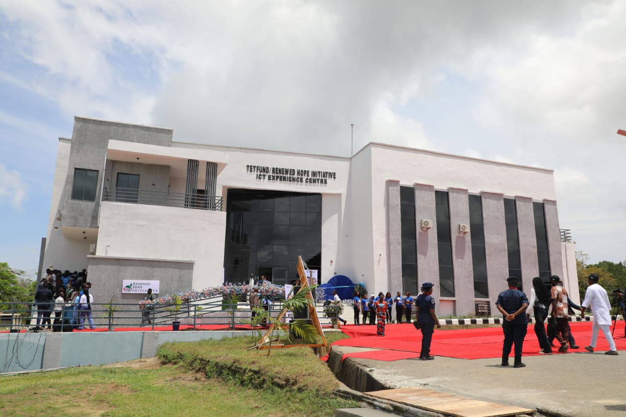 First Lady Unveils N1bn Digital Centre, Gives UNICROSS Students Free Device Access